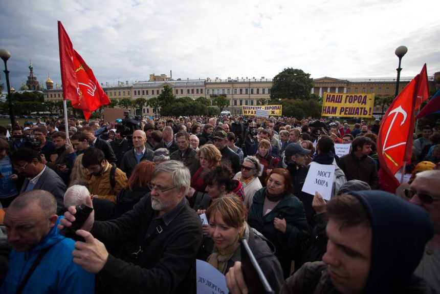 Митинги против депутатов