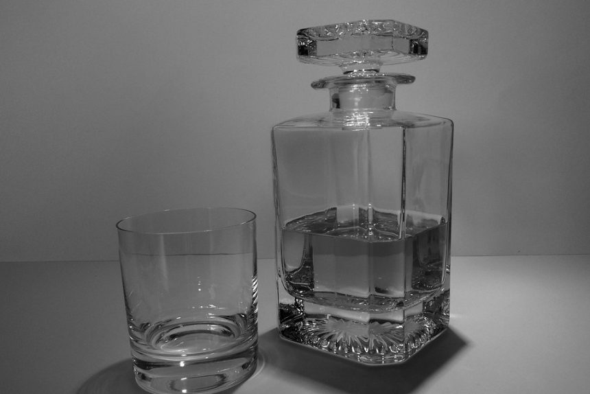 гранёная бутылка, стакан, алкогольные напитки, спиртное