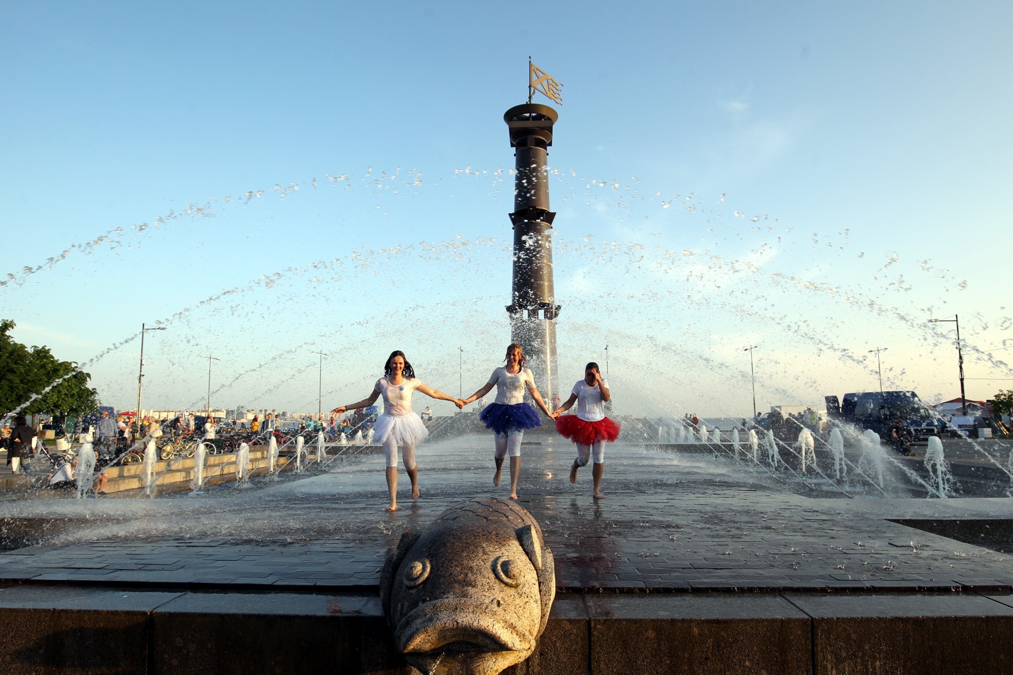 парк 300-летия фонтаны купание жара вода девушки