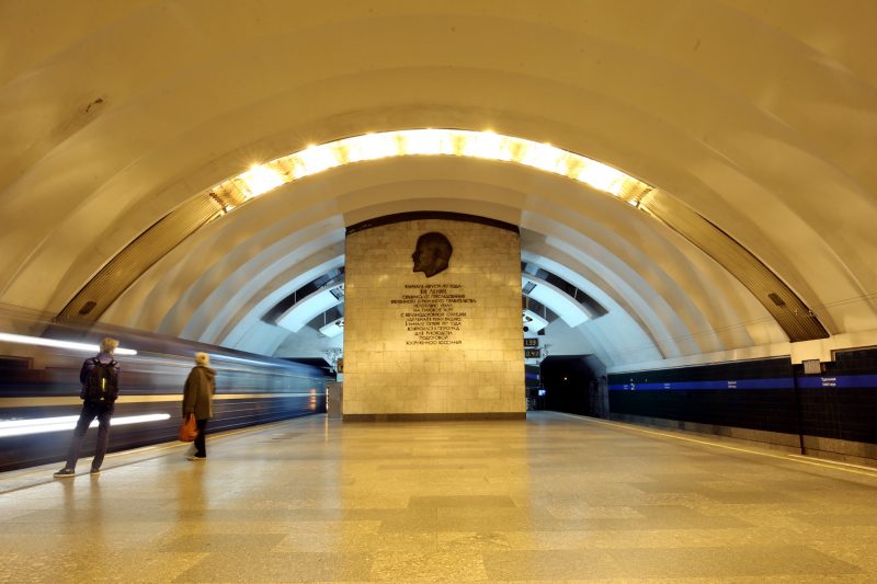 станция метро удельная ленин барельеф