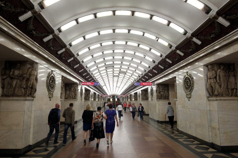 станция метрополитена нарвская скульптуры статуи серп и молот