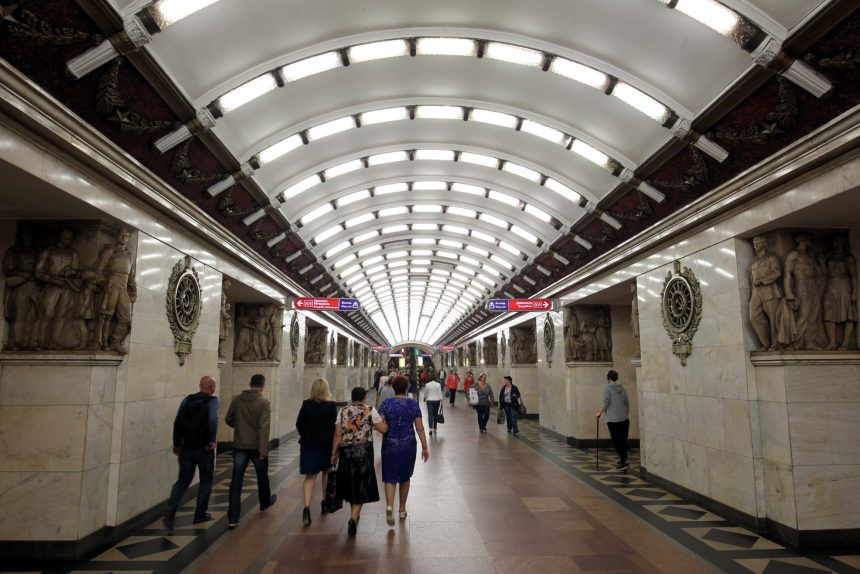 станция метрополитена нарвская скульптуры статуи серп и молот