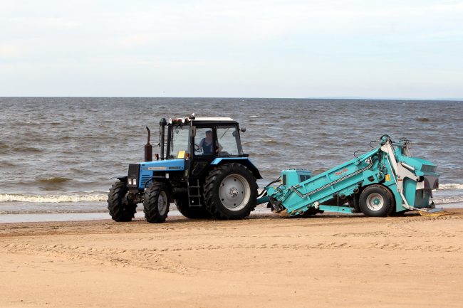 солнечное пляж ласковый море финский залив берег трактор беларус