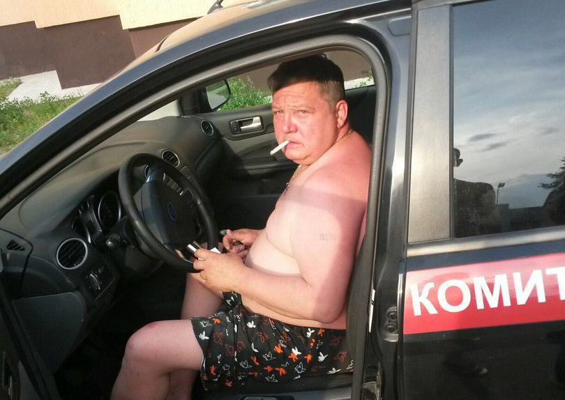 пьяный в труселях на машине СК