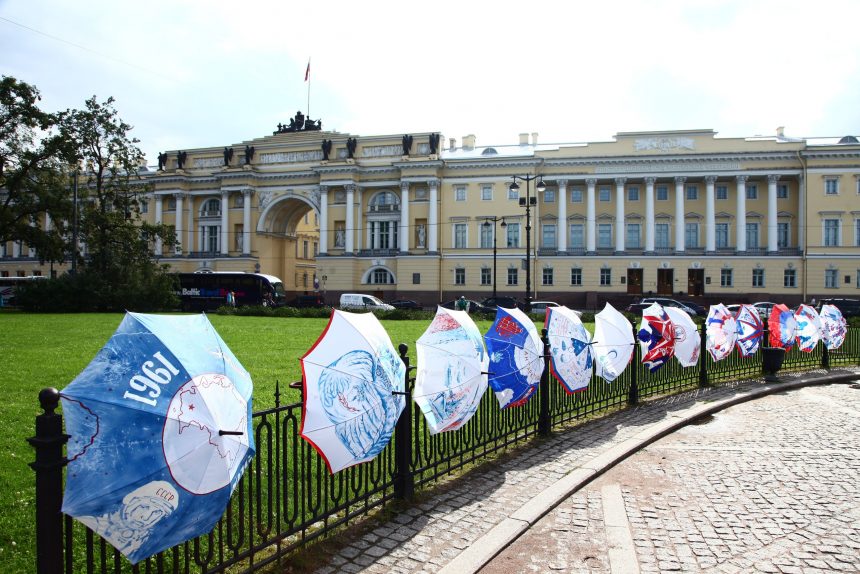 город в цветах флага