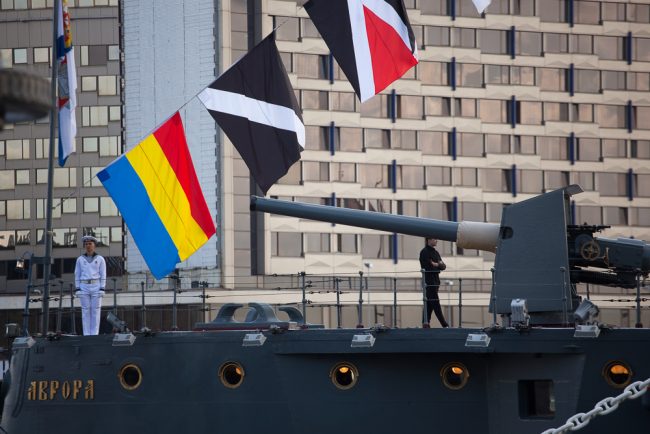 день военно-морского флота вмф крейсер аврора моряки флаги