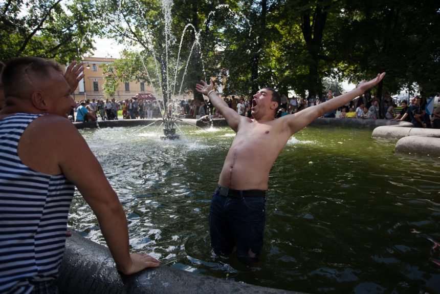 день военно-морского флота вмф флаги тельняшки купание в фонтанах