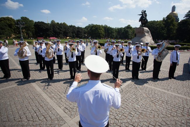 речной карнавал моряки военный оркестр