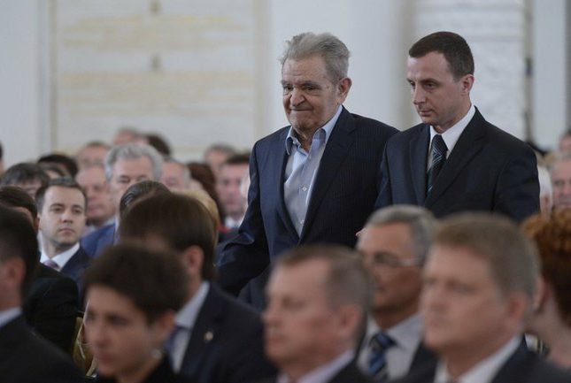 Лауреат_Государственной_премии_Российской_Федерации_в_области_литературы_и_искусства_Фазиль_Искандер_(слева)