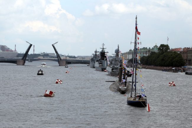 день военно-морского флота вмф корабли парадный строй дворцовый мост разведён