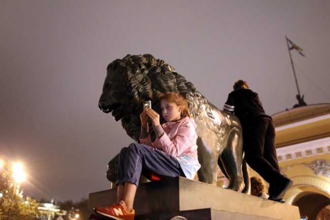 лев у адмиралтейства дети с мобильником поющие мосты