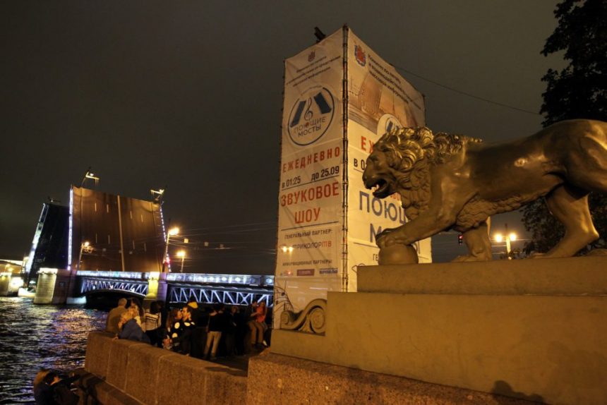 дворцовый мост разведенный навигация на неве поющие мосты