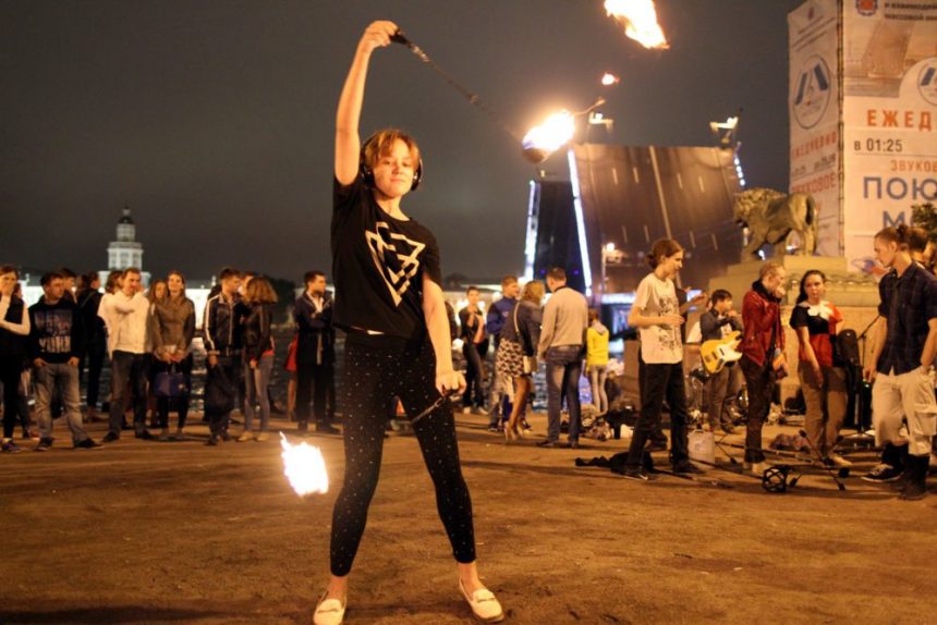 дворцовый мост разведенный навигация на неве поющие мосты файер шоу огонь