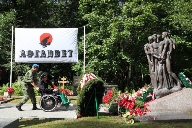 день воздушно-десантных войск вдв серафимовское кладбище памятник интернационалистам цветы венки