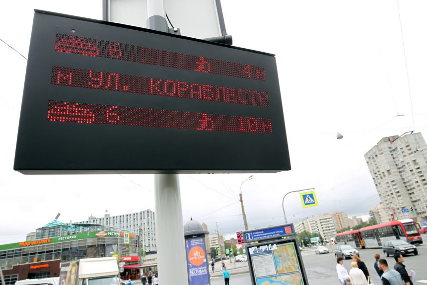 информационное табло на остановке общественного транспорта