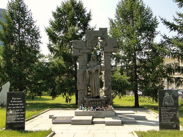 Беслан, Дом молодежи, памятник