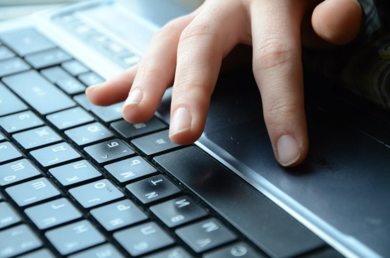компьютер ноутбук вконтакте клавиатура руки интернет