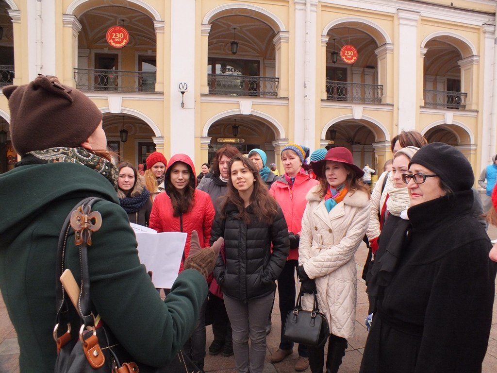 Проведена спб. Экскурсоводы Санкт-Петербурга. Экскурсовод в Петербурге. Пешая экскурсия по Петербургу. Студенты на экскурсии.