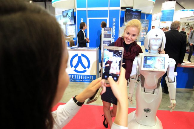 робот промоутер kiki и красивые девушки петербургский международный инновационный форум