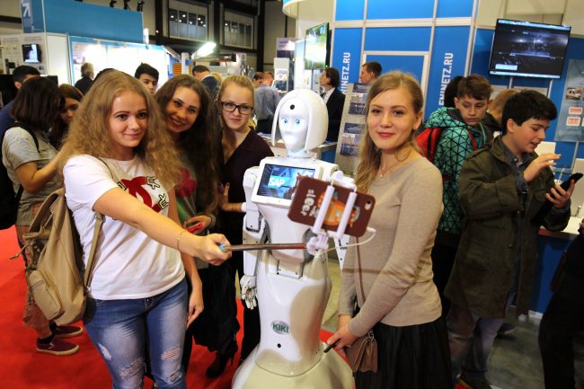 робот промоутер kiki и красивые девушки петербургский международный инновационный форум