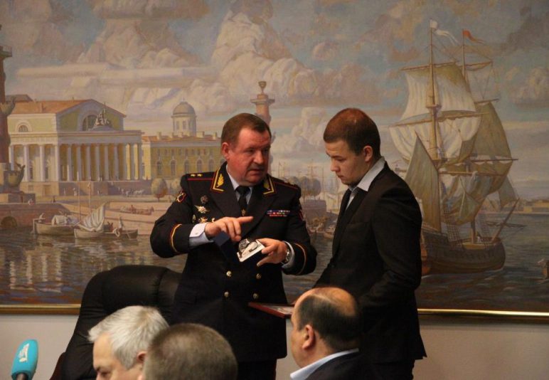 сергей умнов награждает сергея крылова