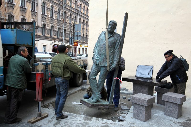 установка памятника довлатову вячеслав бухаев