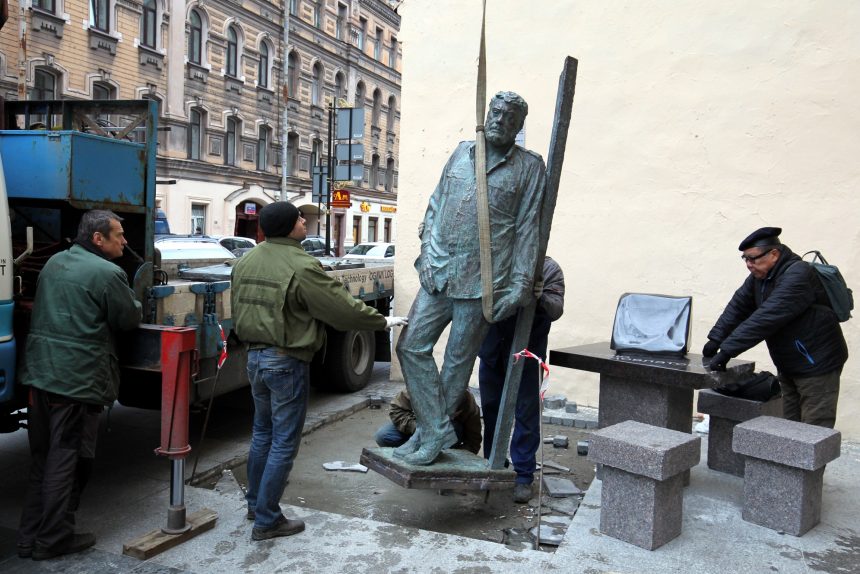 установка памятника довлатову вячеслав бухаев