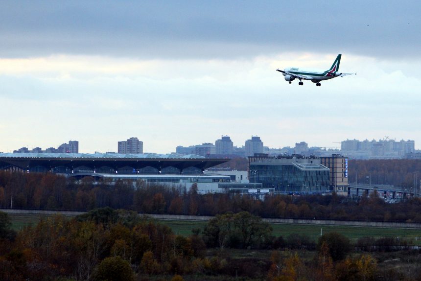 посадка самолёта в аэропорту Пулково авиакомпания Alitalia