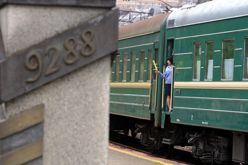 железнодорожный вокзал владивостока транссибирская магистраль 9288 километров пассажирский поезд проводник железная дорога