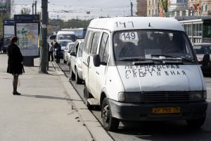 Полицейские обнаружили среди перевозчиков в Петергофе более 20 нарушителей