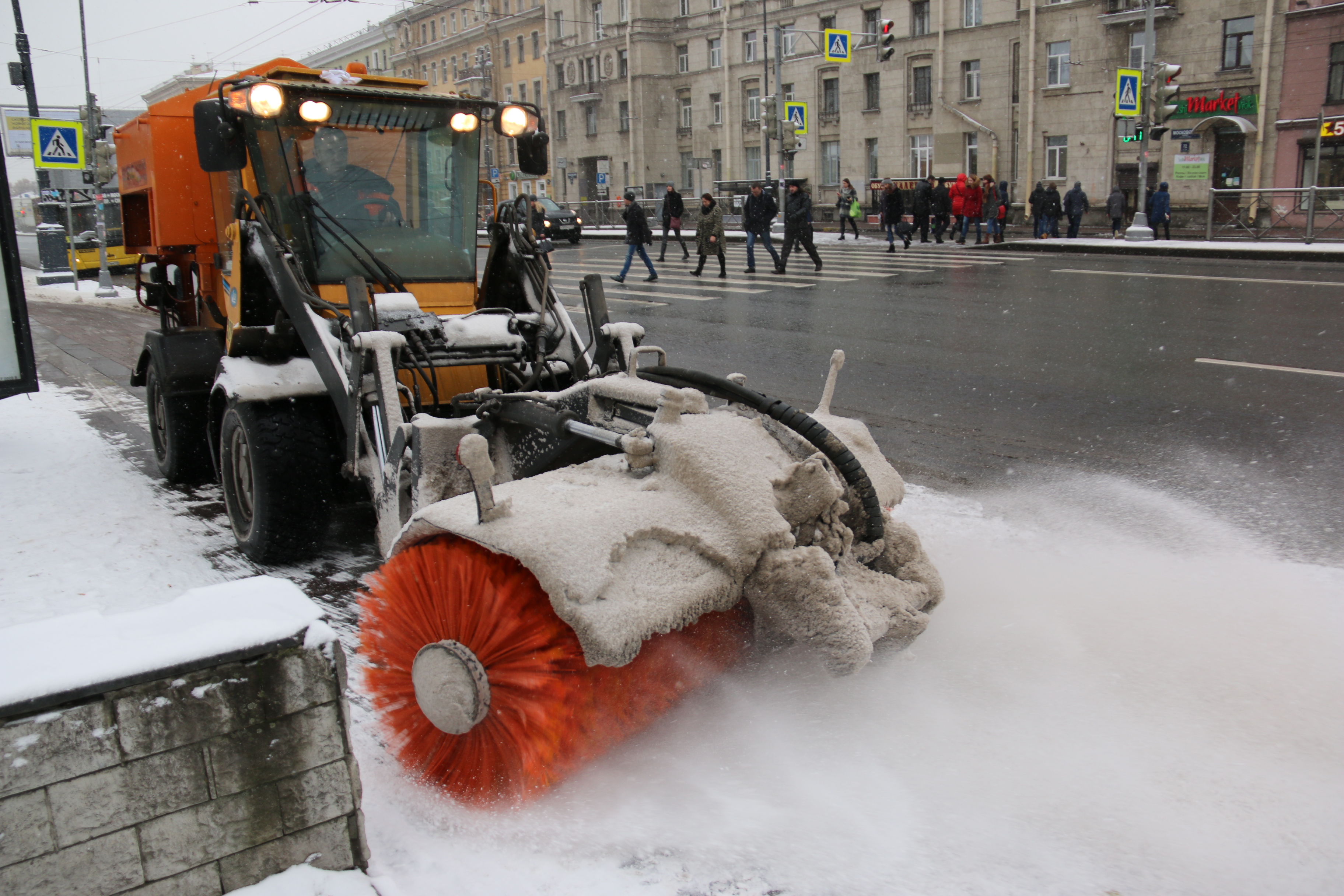 Снегоуборочная машина для тротуаров