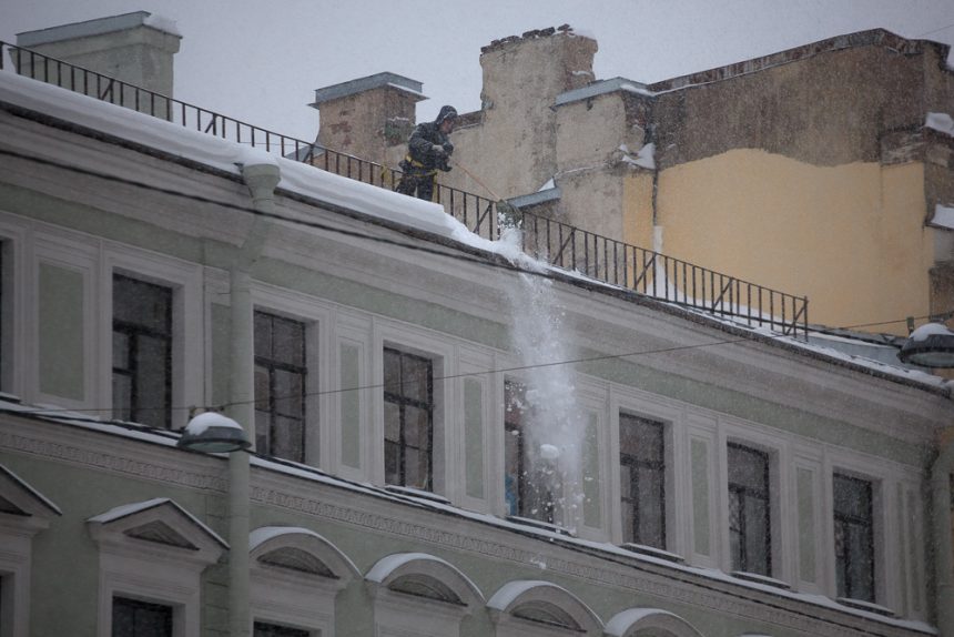 сосули сосульки очистка кровель зима в Петербурге