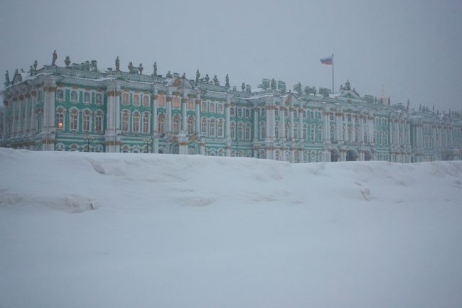 снег снегопад зима в Петербурге сугробы очередь в эрмитаж дворцовая площадь зимний дворец