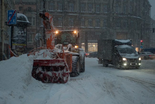 снег снегопад зима в Петербурге сугробы уборка снега снегоуброчная техника