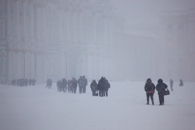 снег снегопад зима в Петербурге сугробы очередь в эрмитаж дворцовая площадь