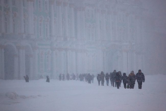 снег снегопад зима в Петербурге сугробы очередь в эрмитаж дворцовая площадь