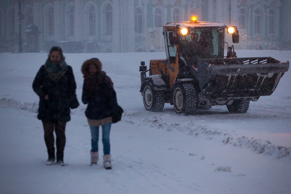 снег снегопад зима в Петербурге сугробы уборка снега снегоуборочная техника