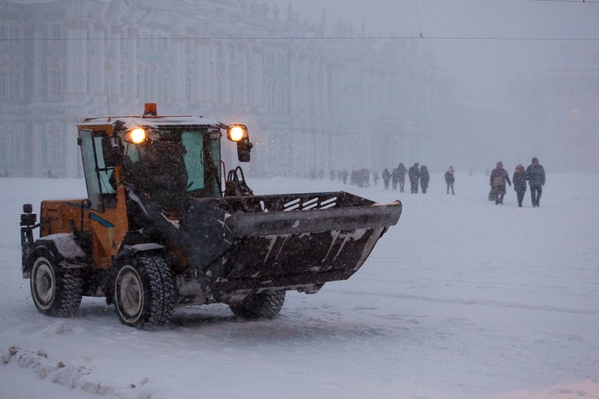 снег снегопад зима в Петербурге сугробы уборка снега снегоуборочная тенхника