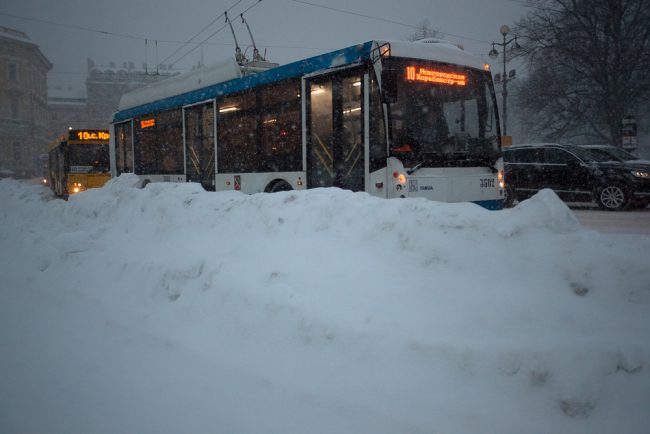 снег снегопад зима в Петербурге сугробы троллейбус пробка