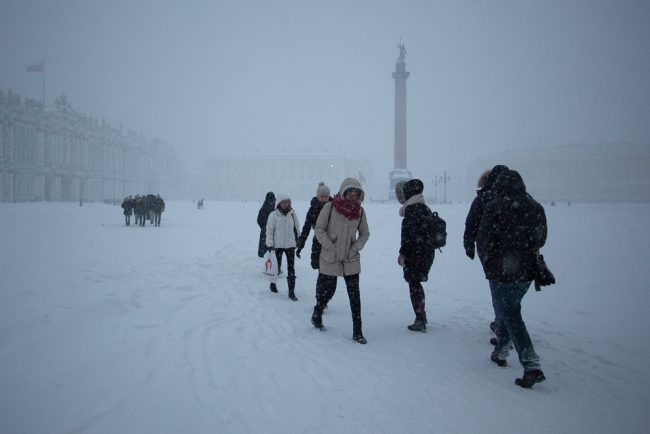 снег снегопад зима в Петербурге сугробы дворцовая площадь очередь в эрмитаж