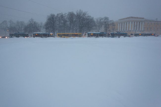 снег снегопад зима в Петербурге сугробы пробка пробки троллейбусы автобусы дворцовая площадь
