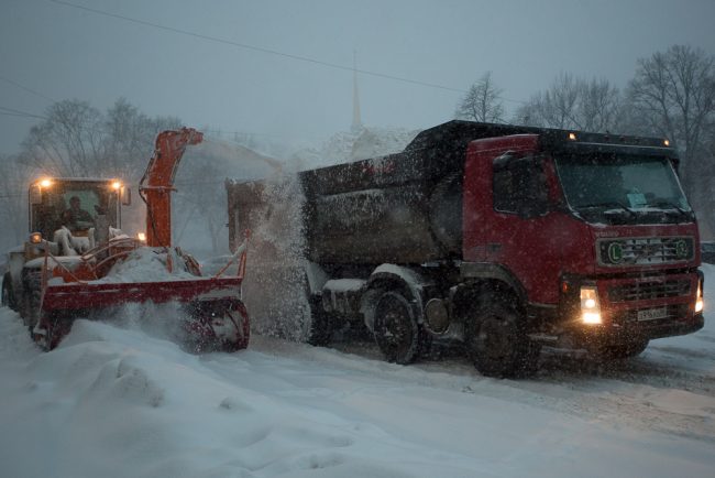 снег снегопад зима в Петербурге сугробы уборка снега снегоуборочная техника