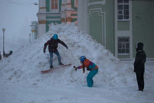 снег снегопад зима в Петербурге сугробы сноуборд дворцовая