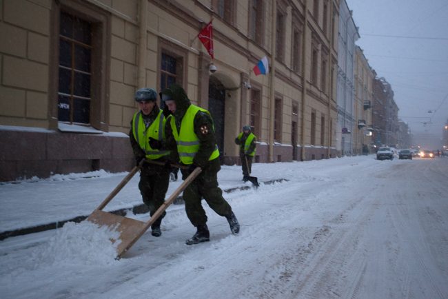 снег снегопад зима в Петербурге сугробы уборка снега дворники