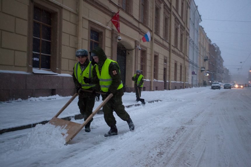 снег снегопад зима в Петербурге сугробы уборка снега дворники