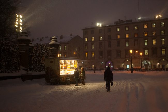 автолавка ларек снег снегопад зима в Петербурге сугробы