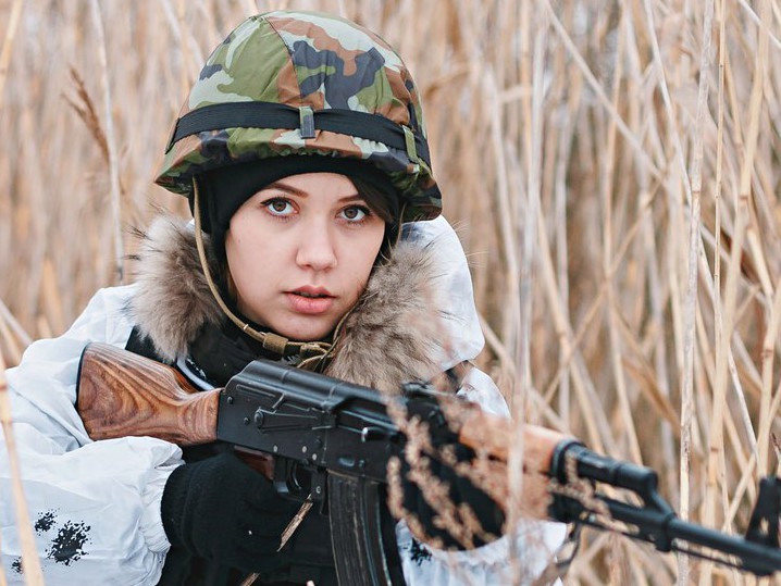 краса и честь петербурга девушка военная форма автомат