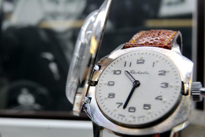 Петергофская фабрика часов купить часы