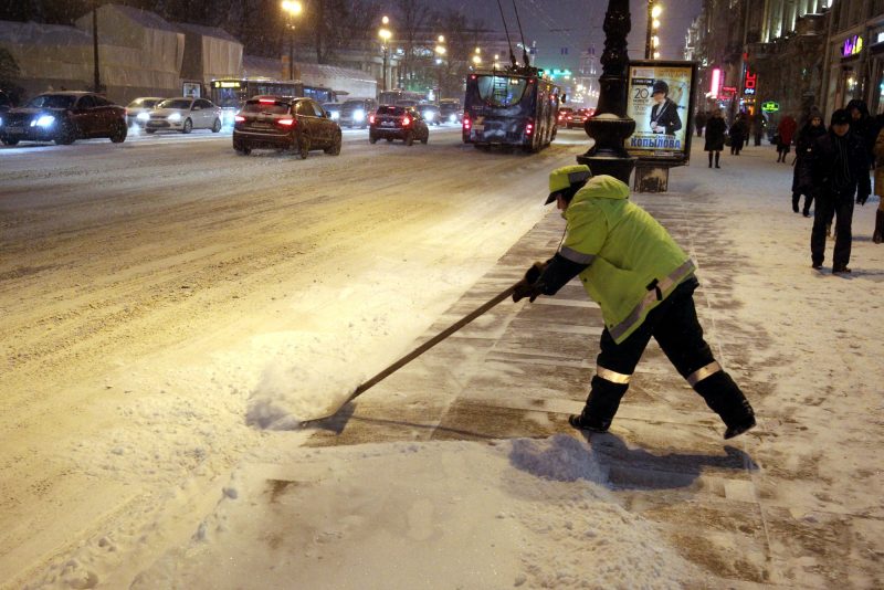 дворник уборка снега невский проспект