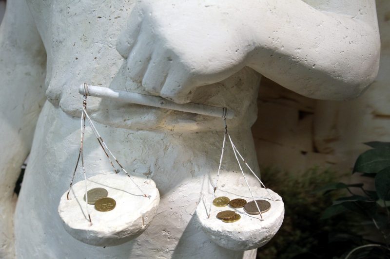 статуя фемида правосудие деньги коррупция